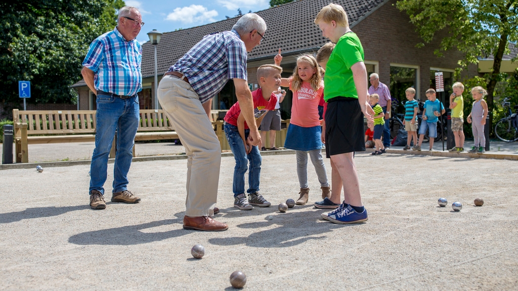 147006586647853_30913111_1280.jpg - BSO met bejaarden jeu de boulen in Lierop 2016