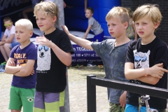 23 jeugd aandachtig toesch