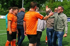 allereerste-felicitatties-op-veld
