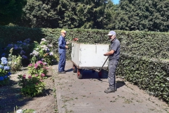 twee-vrijw-inde-zon-niet-bew-breed