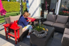 liggend-nel-aan-t-stikken-buiten-in-de-zon