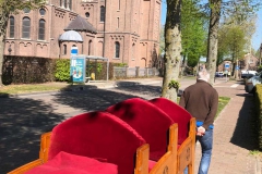 staand-Ton-met-zn-stoelen-onderweg