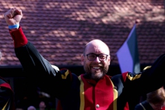rob-juicht-met-een-arm