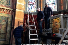 3-ontmantelen-van-het-altaar